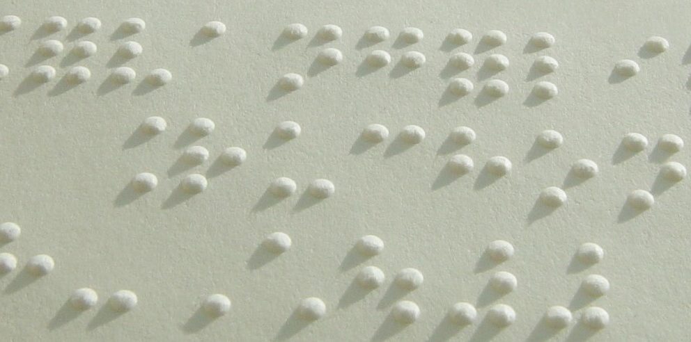 Photo: Vue partielle d'un document braille.