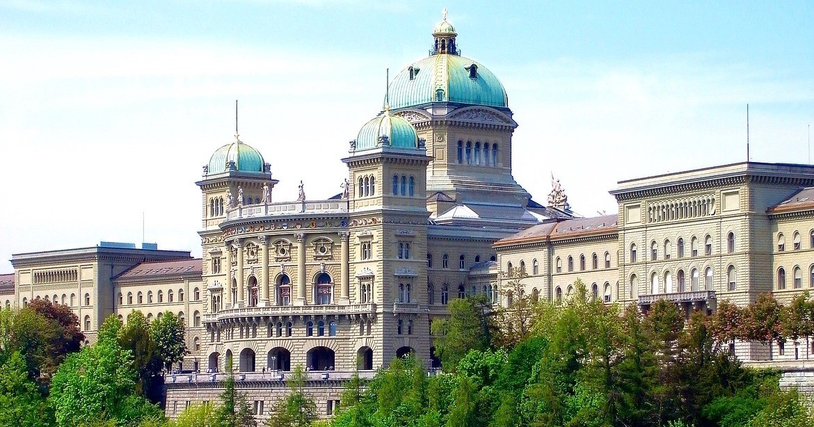 Photo: Bâtiment du Parlement fédéral suisse.