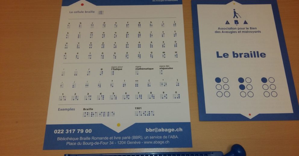 Photo: Matériel utilisé lors de sensibilisation au braille: un alphabet braille, un livret explicatif et une réglette braille avec son poinçon.