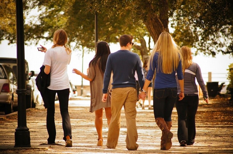 Photo: groupe de cinq jeunes se promenant dans un parc