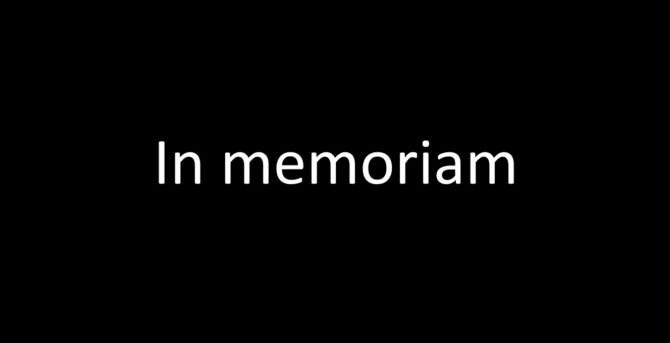 Photo: texte «In memoriam» écrit en blanc sur fond noir.
