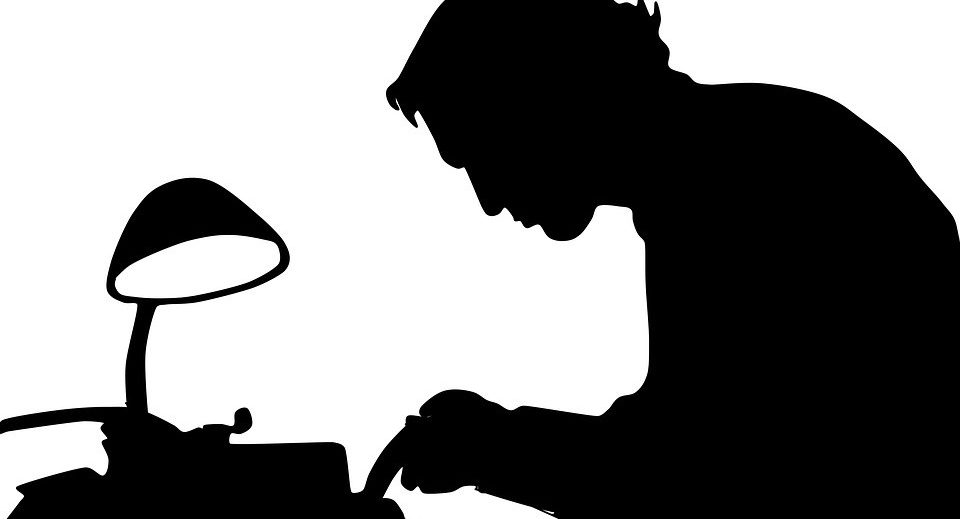 Illustration: Un écrivain qui écrit sur une machine à écrire