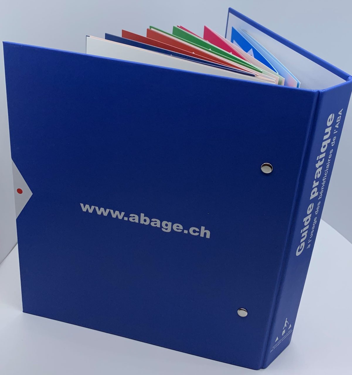 Photo: Le guide pratique à l'usage des bénéficiaires de l'ABA est présenté sous la forme d'un classeur.