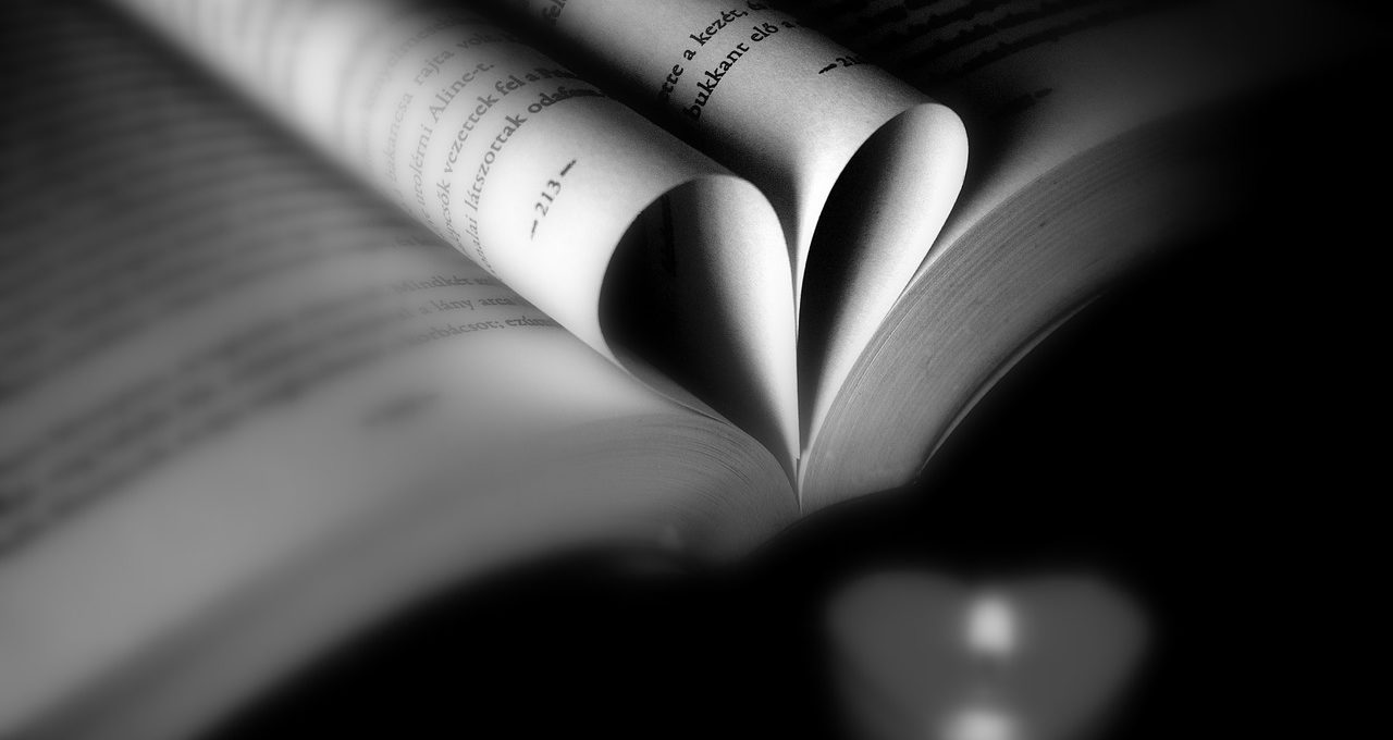 Photo: Livre ouvert avec deux pages pliées en forme de cœur en son centre.