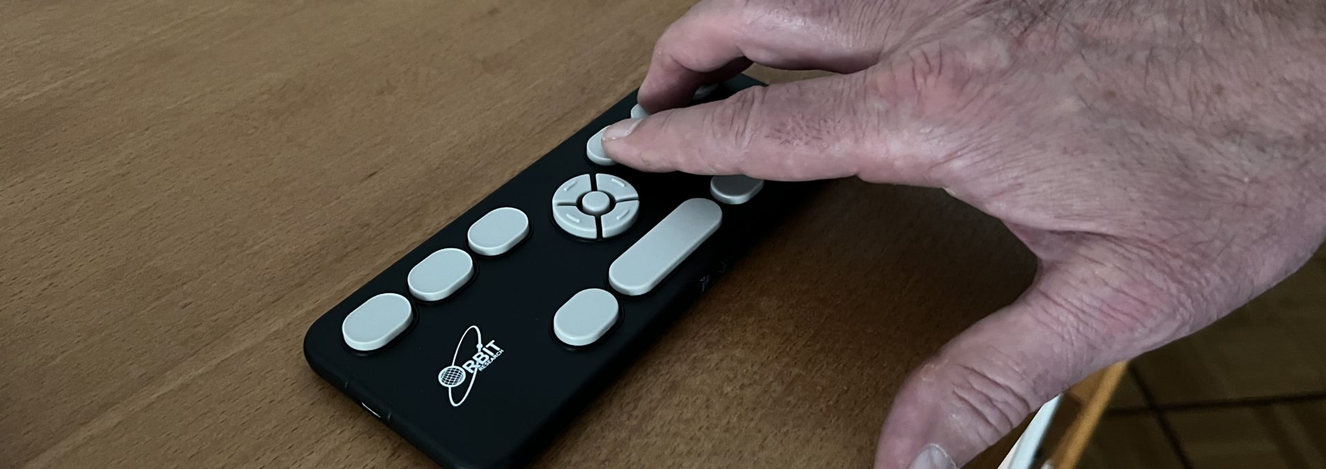 Photo: Gros plan sur l'Orbit Writer, un clavier braille ultra-léger qui tient la poche.