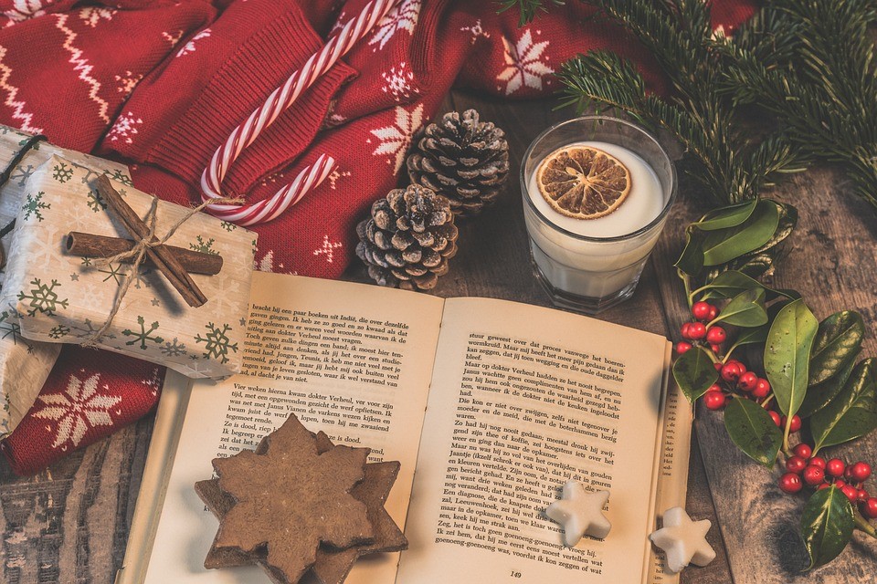 Image: un livre accompagné de décorations de Noël