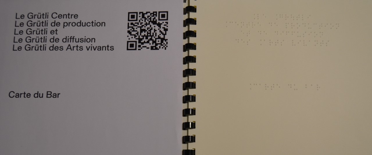 Photo: page de titre de la carte du Grütli, avec le QR code et la page de titre en braille.