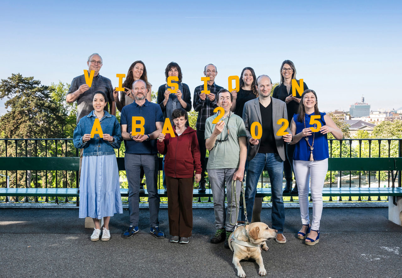Photo: Les collaboratrices et collaborateurs de l'ABA tentant entre leurs mains différentes lettres formant les mots 'Vision ABA 2025'.
