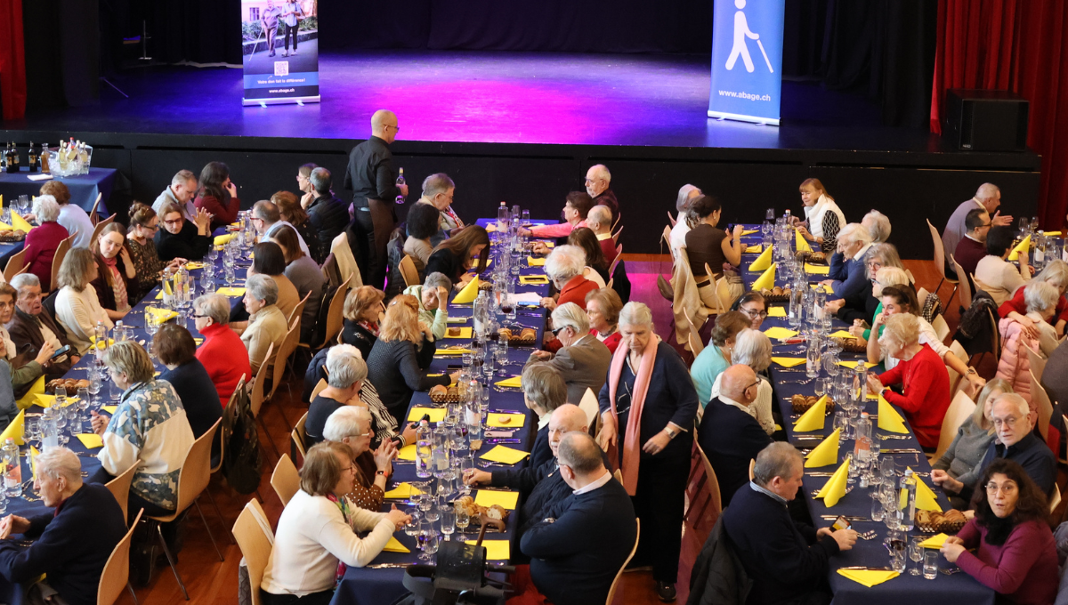 Photo des bénéficiaires de l'ABA lors du repas annuel 2026 dans la salle communale de Chêne-Bougeries