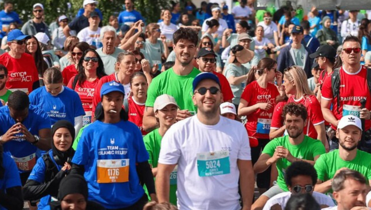 Photographie avec les participants de la course Race for Gift 2025