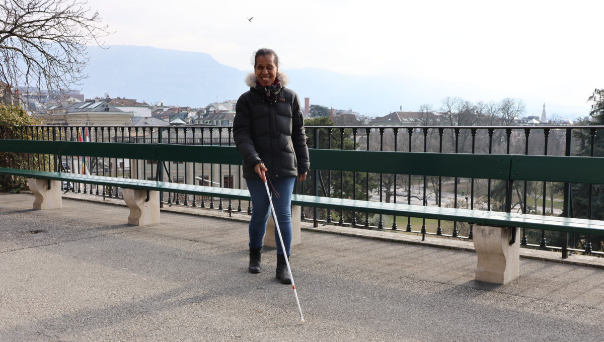 Photo de Thi Hanh, en train de se déplacer à l'aide de sa canne